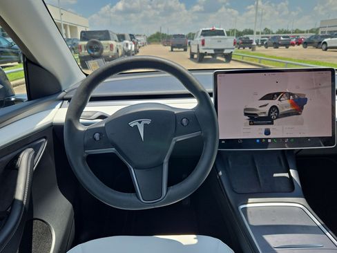 Used 2023 Tesla Model Y 2WD image 26