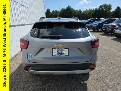 Used 2025 Chevrolet Trax LT FWD image 9