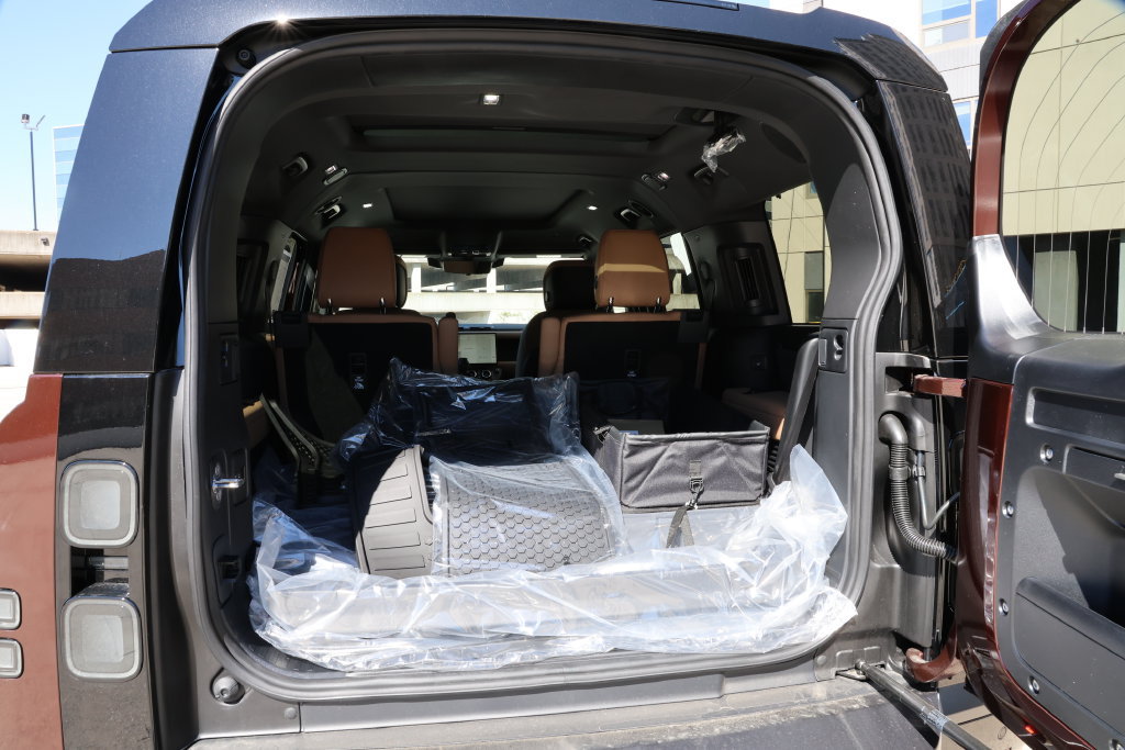 New 2026 Land Rover Defender 130 X-Dynamic SE AWD/4WD image 9