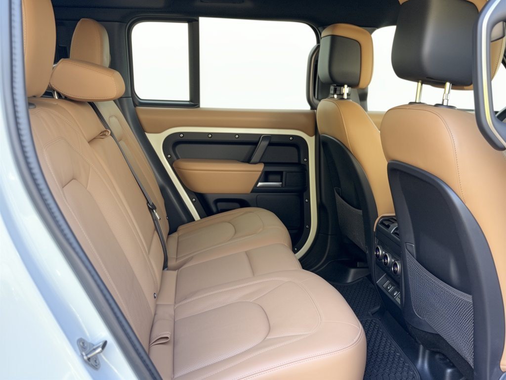 Used 2025 Land Rover Defender 110 X-Dynamic SE AWD/4WD image 29