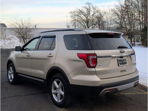 Used 2017 Ford Explorer XLT w/ Equipment Group 202A image 4