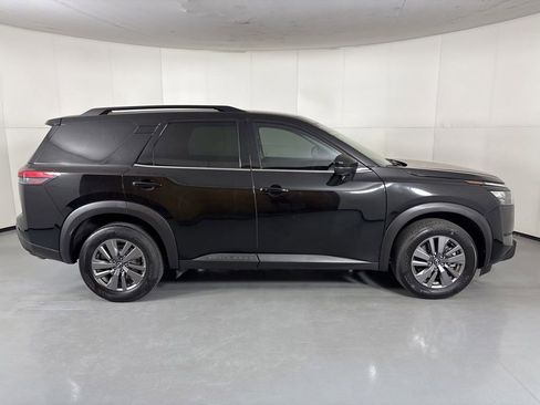 Used 2025 Nissan Pathfinder SV FWD image 10