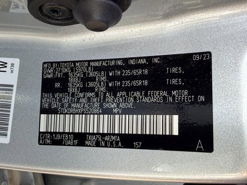 Used 2023 Toyota Highlander XLE AWD/4WD image 36