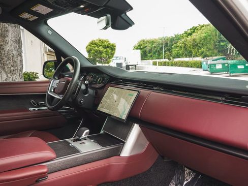 Used 2025 Land Rover Range Rover SE image 28