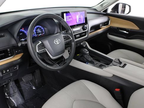 Used 2024 Toyota Grand Highlander FWD image 19
