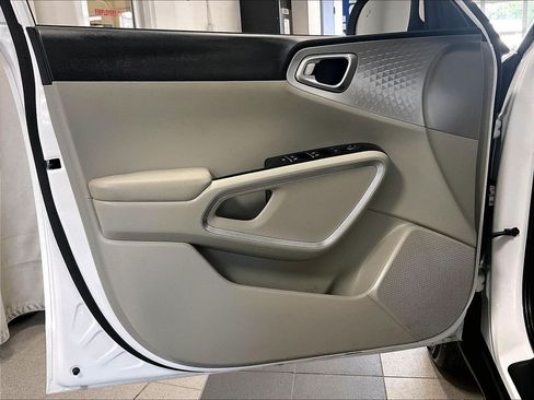 Used 2025 Kia Soul LX FWD image 9