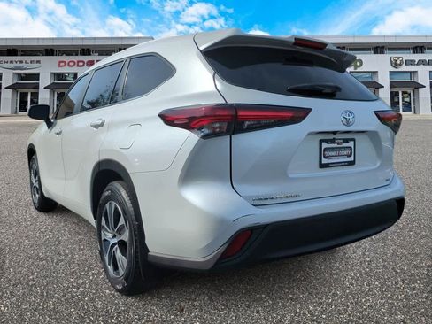 Used 2024 Toyota Highlander XLE image 6