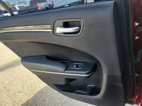 Used 2019 Chrysler 300 Limited RWD image 12