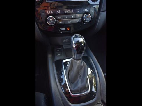 Used 2020 Nissan Rogue SV w/ Premium Package FWD image 12