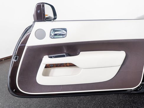 Used 2017 Rolls-Royce Dawn image 35