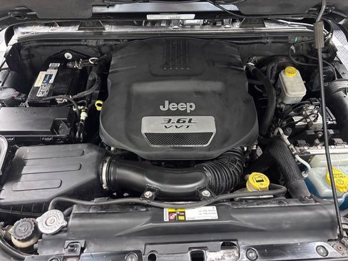 Used 2013 Jeep Wrangler Unlimited Sahara w/ Dual Top Group AWD/4WD image 28