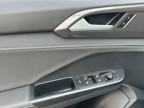 New 2025 Volkswagen Taos SE image 9