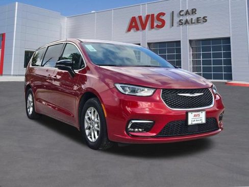 Used 2025 Chrysler Pacifica Select FWD image 3