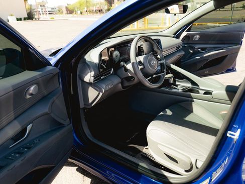 Used 2021 Hyundai Elantra SEL w/ Convenience Package image 16