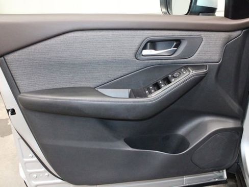 Used 2022 Nissan Rogue SV image 17