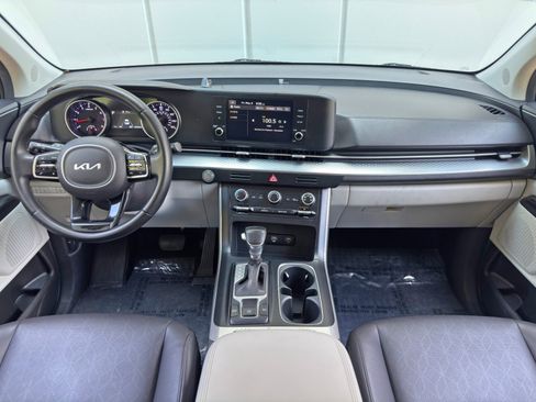 Used 2023 Kia Carnival LX FWD image 11