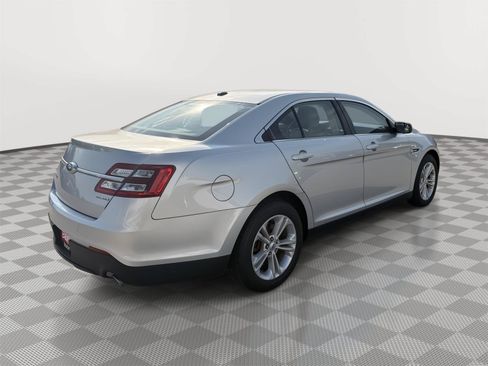 Used 2018 Ford Taurus SE FWD image 8