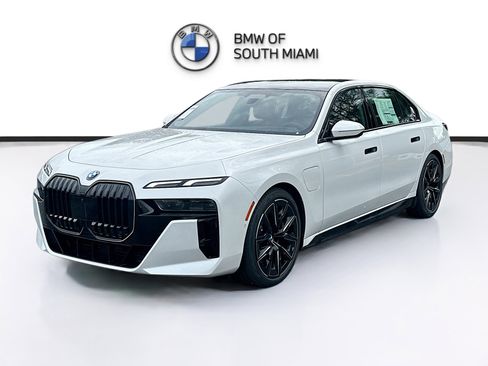 New 2026 BMW 750e xDrive image 3
