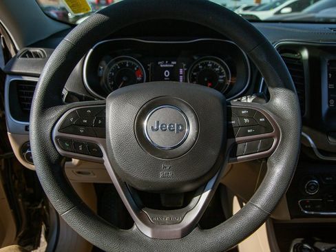 Used 2019 Jeep Cherokee Latitude w/ Popular Appearance Group image 17