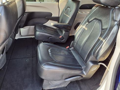 Used 2021 Chrysler Pacifica Touring-L image 7