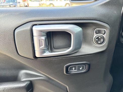 Used 2025 Jeep Gladiator Sport AWD/4WD image 13