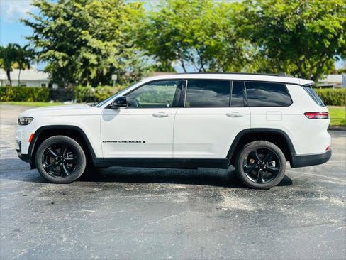 Used 2023 Jeep Grand Cherokee L Limited w/ Black Appearance Package RWD image 4