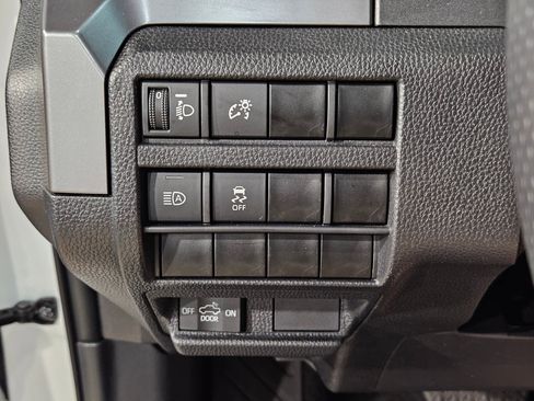 Certified 2025 Toyota Tacoma TRD Off-Road AWD/4WD image 25