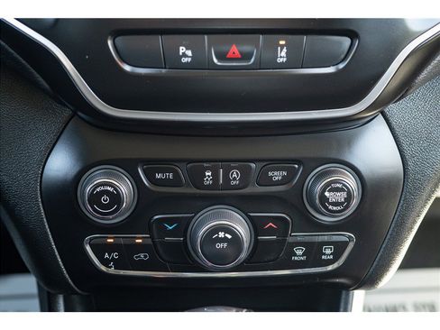 Used 2021 Jeep Cherokee Latitude Lux w/ Mopar Interior Package AWD/4WD image 11