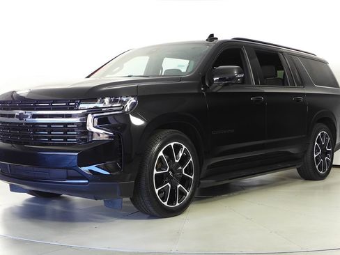 Used 2022 Chevrolet Suburban RST w/ Sport Performance Package AWD/4WD image 2