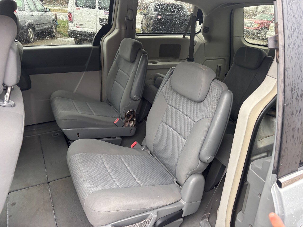 Used 2010 Chrysler Town & Country Touring FWD image 14