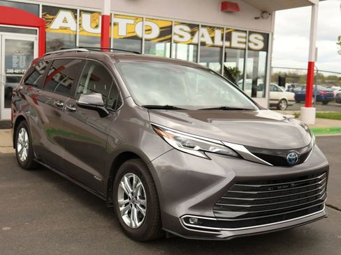 Used 2021 Toyota Sienna Platinum AWD/4WD image 3