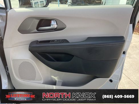 Used 2024 Chrysler Pacifica Touring-L image 27