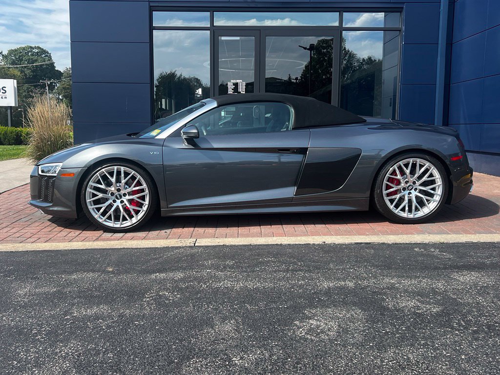 Used 2017 Audi R8 V10 w/ Carbon Exterior Package AWD/4WD image 2