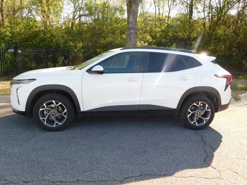 Certified 2025 Chevrolet Trax LT image 2