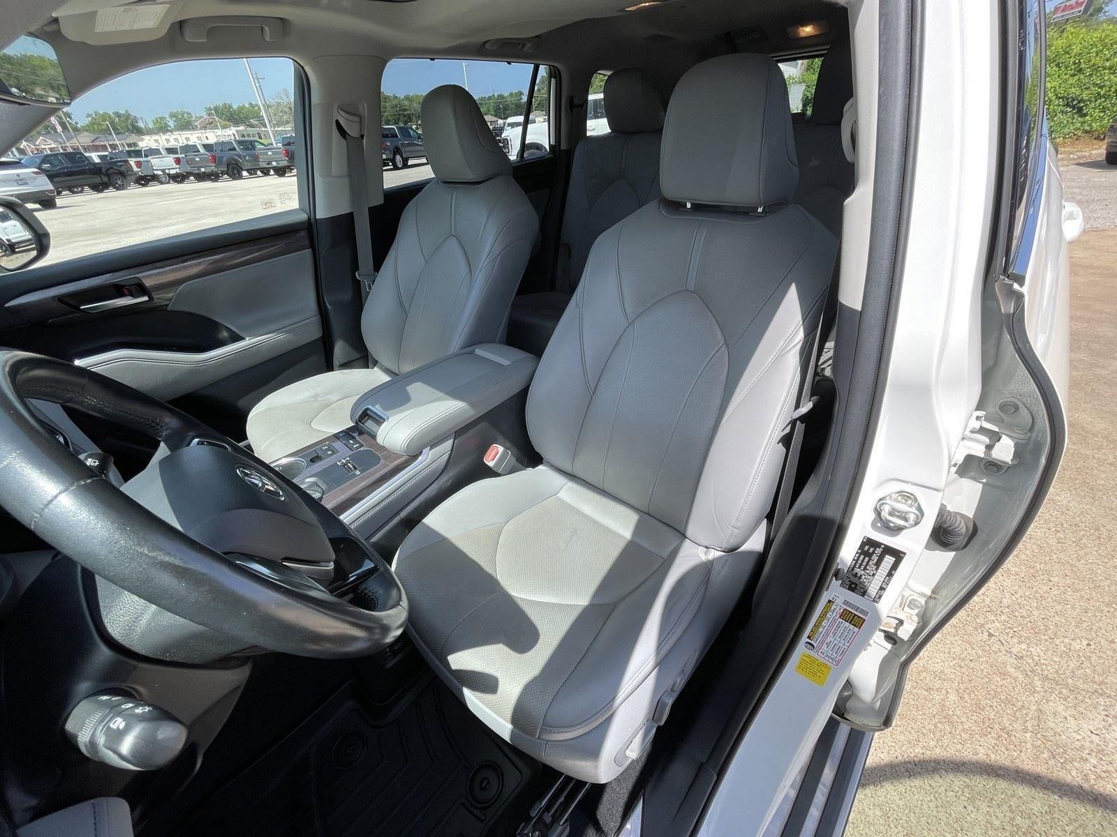 Used 2020 Toyota Highlander Limited FWD image 10