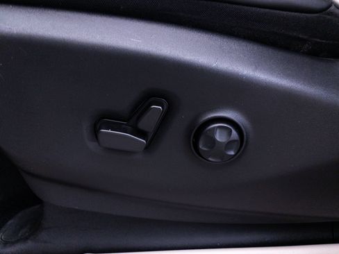 Used 2023 Chrysler Pacifica Limited w/ Uconnect Theater Family Group FWD image 24