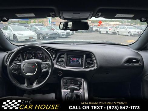 Used 2015 Dodge Challenger SXT image 21