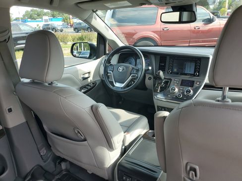 Used 2019 Toyota Sienna XLE image 13