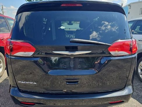 Used 2017 Chrysler Pacifica Touring w/ Tire & Wheel Group FWD image 5