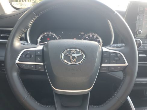 Used 2022 Toyota Highlander XLE image 22