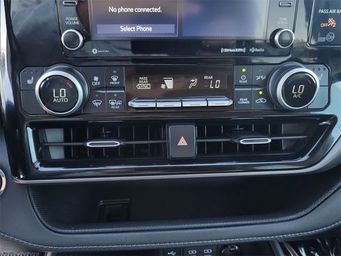 Used 2022 Toyota Highlander XLE image 10