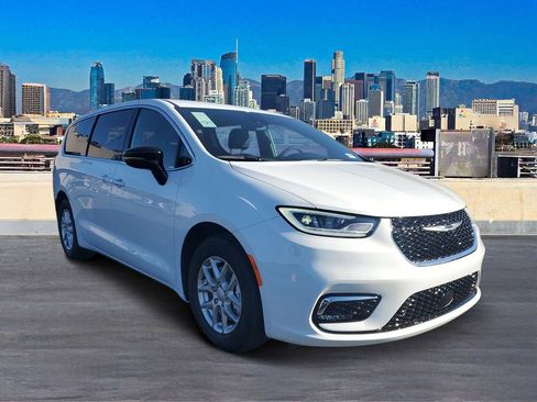 New 2026 Chrysler Pacifica Select image 3