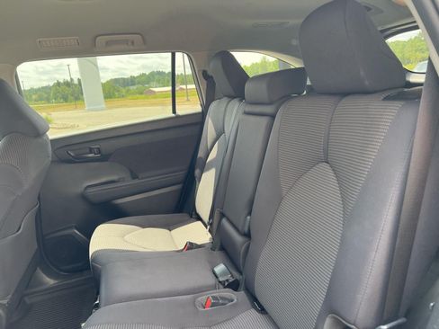 Used 2021 Toyota Highlander L AWD/4WD image 9