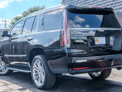 Used 2016 Cadillac Escalade Luxury image 3