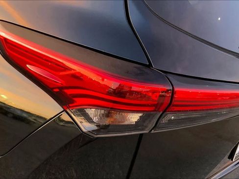 Used 2022 Toyota Highlander XLE FWD image 27