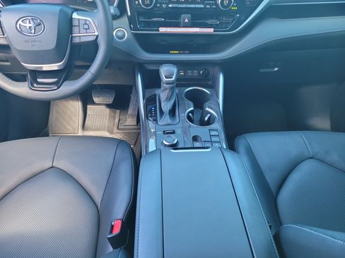Used 2026 Toyota Highlander Platinum AWD/4WD image 18