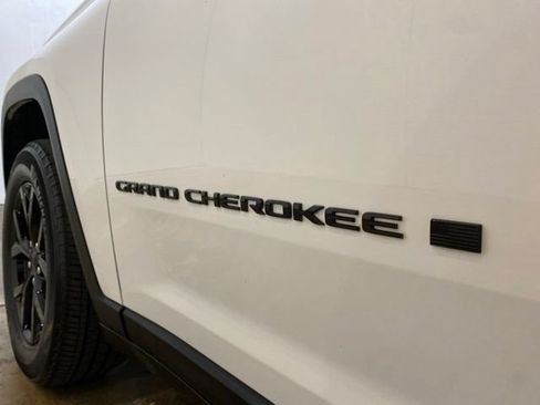 Used 2024 Jeep Grand Cherokee Altitude AWD/4WD image 90