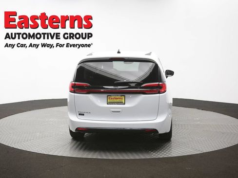 Used 2023 Chrysler Pacifica Touring-L FWD image 39
