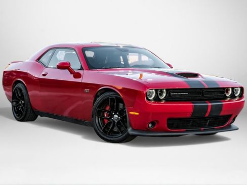 Used 2015 Dodge Challenger SRT w/ Technology Group image 4