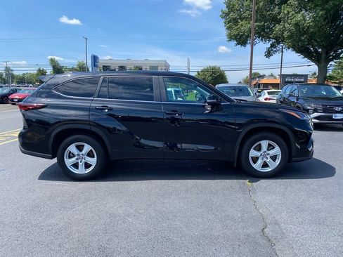 Used 2024 Toyota Highlander LE AWD/4WD image 2
